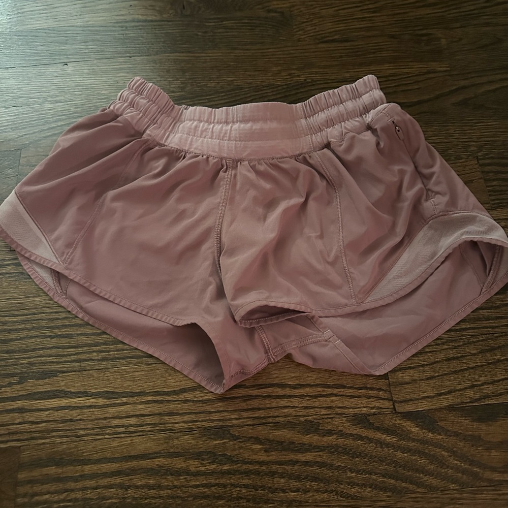 Lululemon hotty hot low rise 2.5 shorts